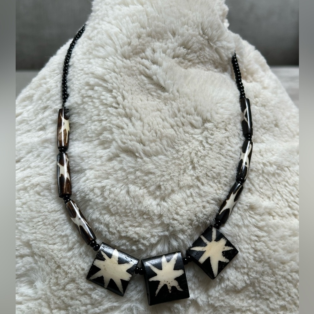 HANDCRAFTED, ARTISAN-MADE BEAD NECKLACE OS